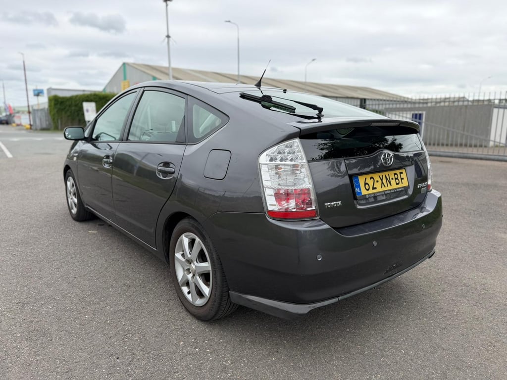 TOYOTA PRIUS - Image 4