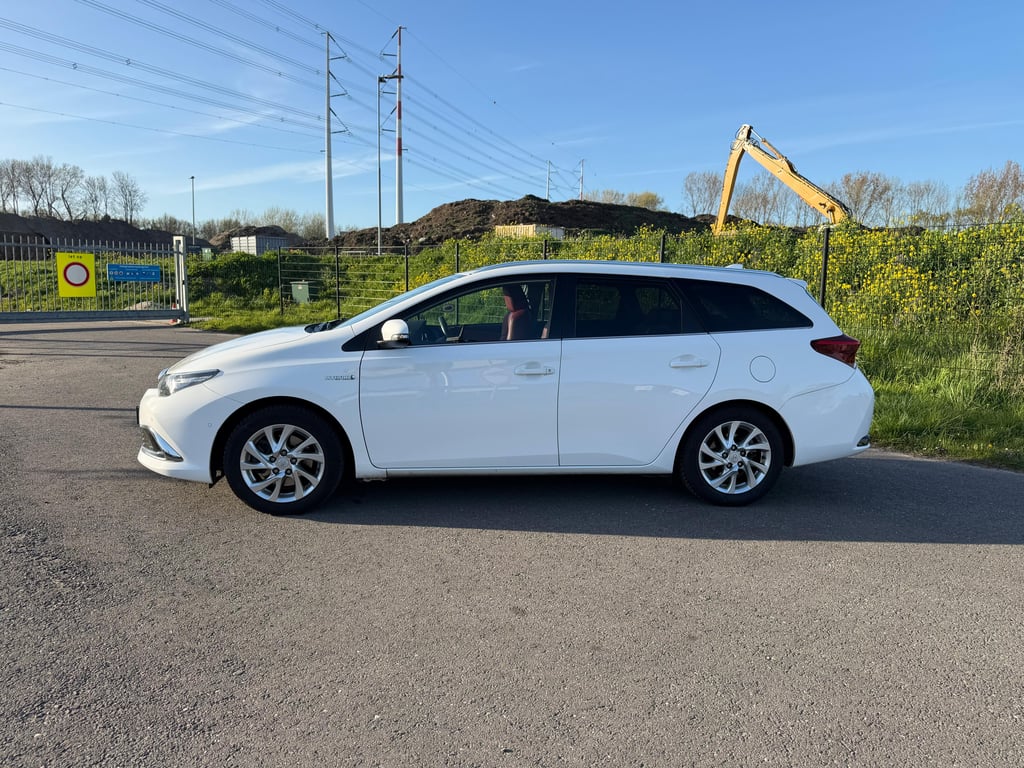 TOYOTA AURIS TOURING SPORTS - Image 2