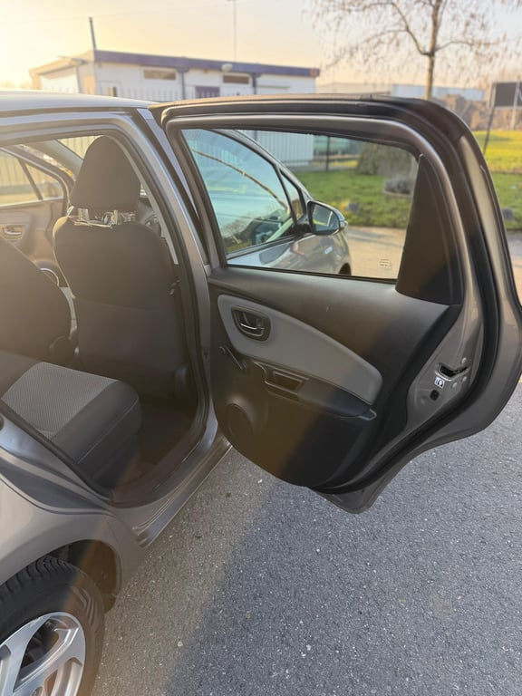 TOYOTA YARIS - Image 20