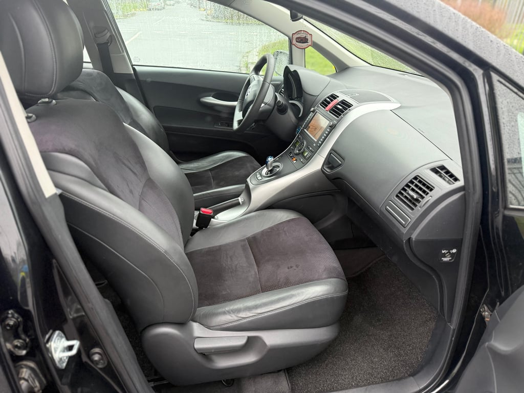 TOYOTA AURIS - Image 16