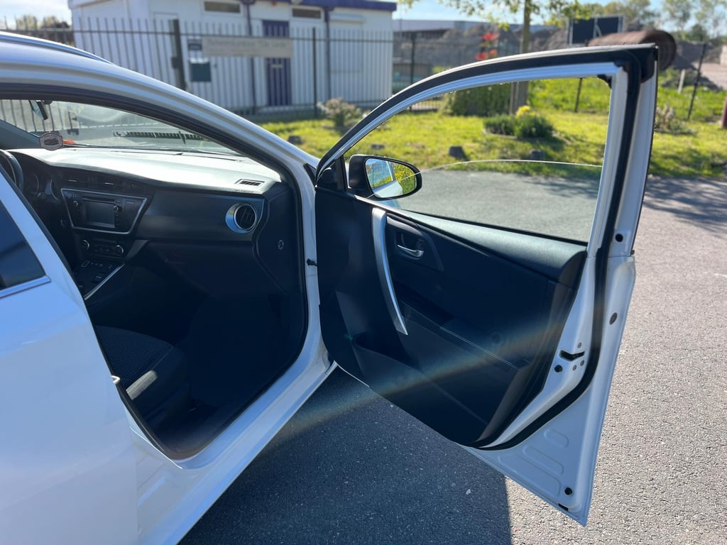TOYOTA AURIS TOURING SPORTS - Image 17