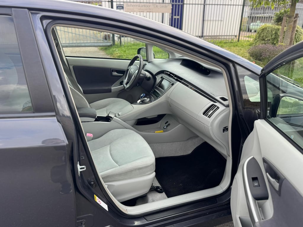 TOYOTA PRIUS - Image 16