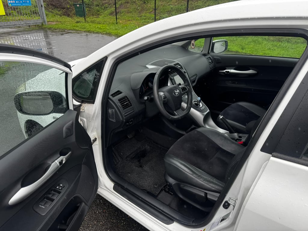 TOYOTA AURIS - Image 15