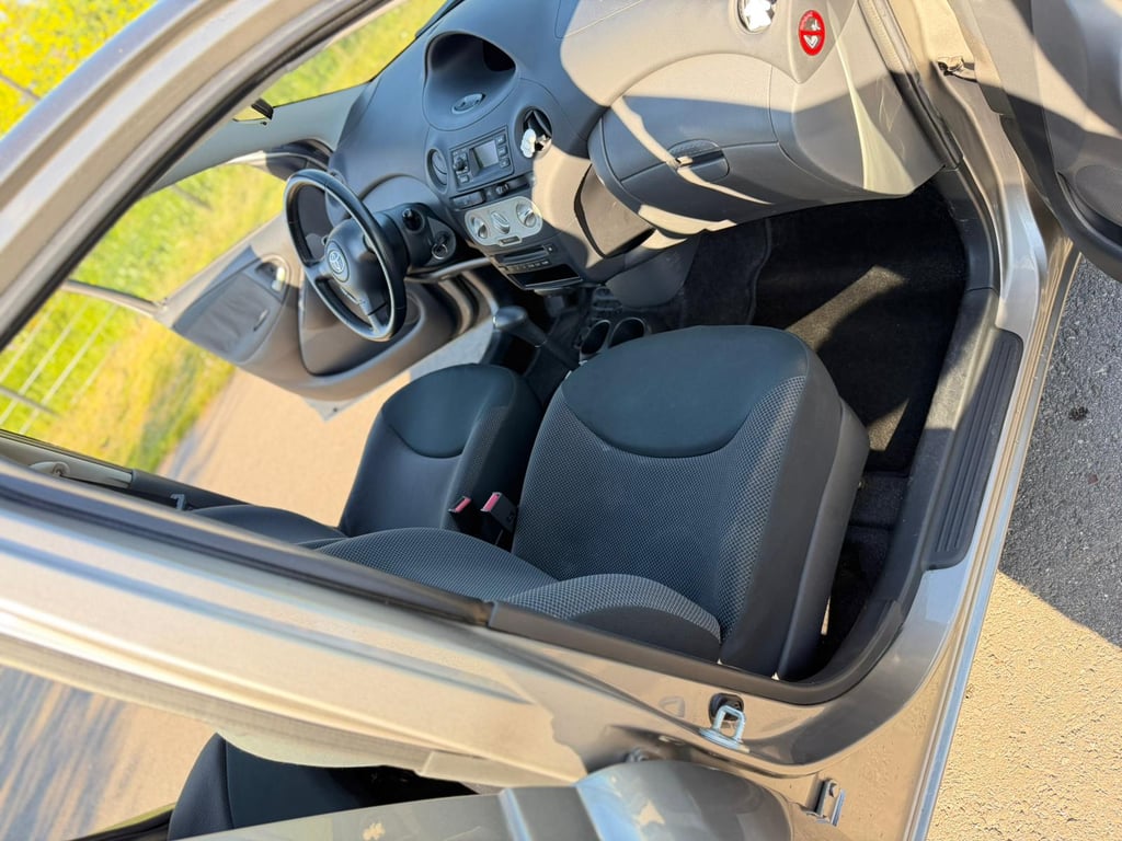 TOYOTA YARIS - Image 11