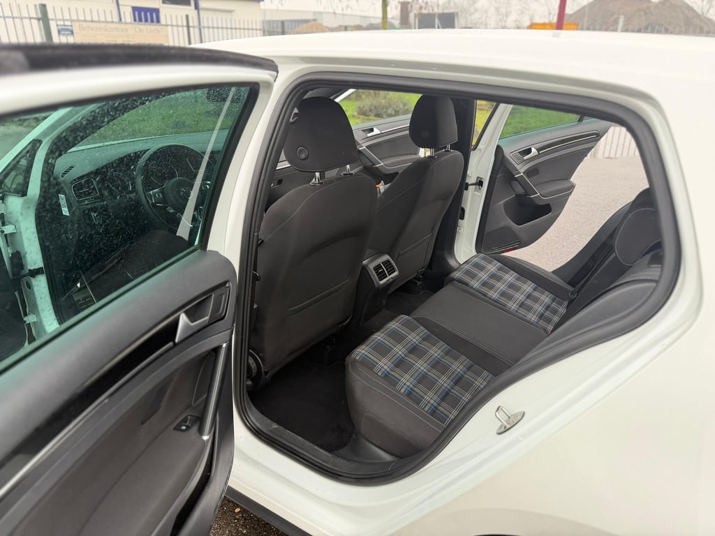 VOLKSWAGEN GOLF - Image 30