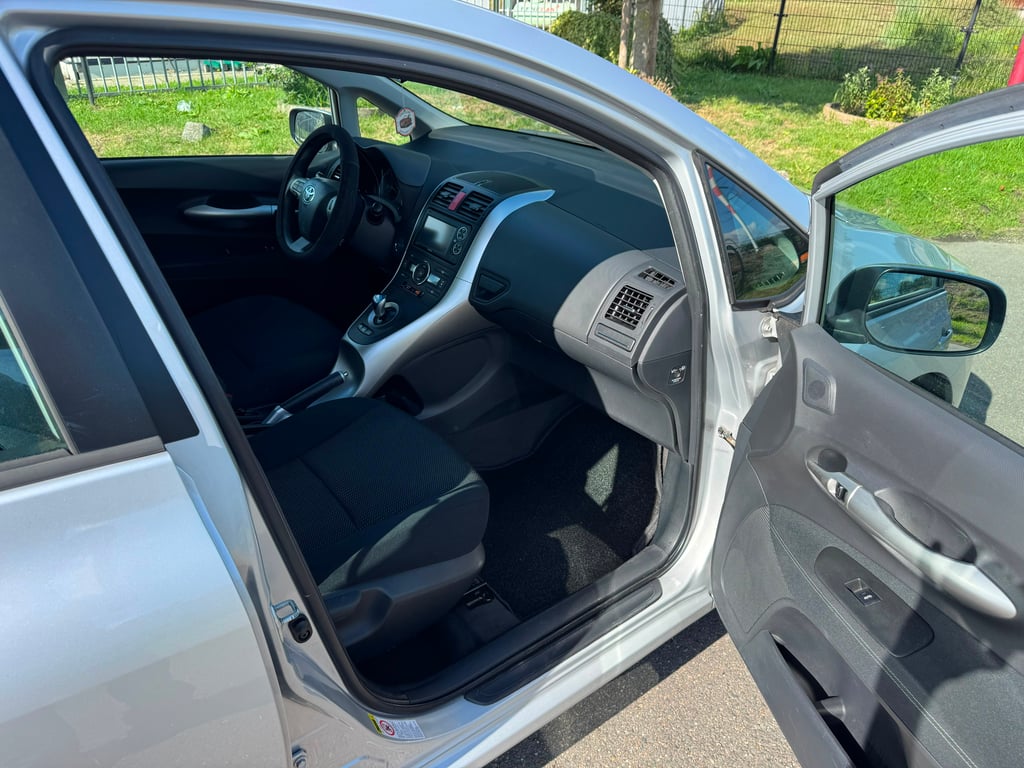 TOYOTA AURIS - Image 11