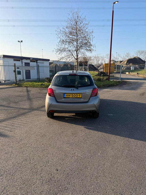 TOYOTA YARIS - Image 10