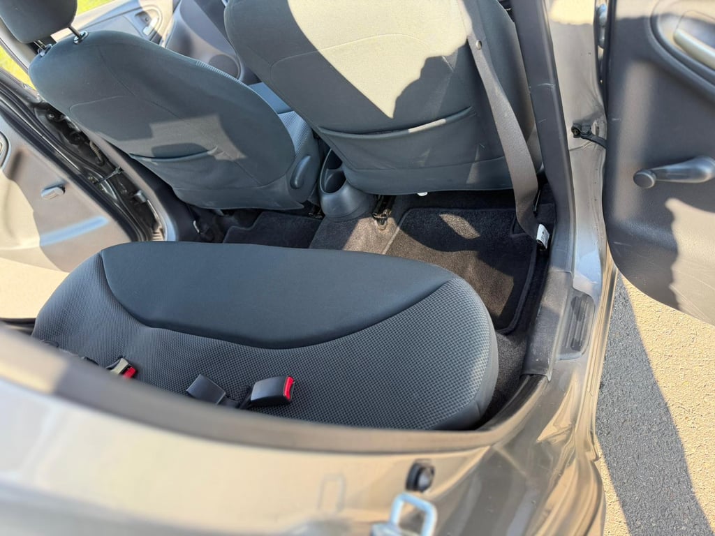 TOYOTA YARIS - Image 9