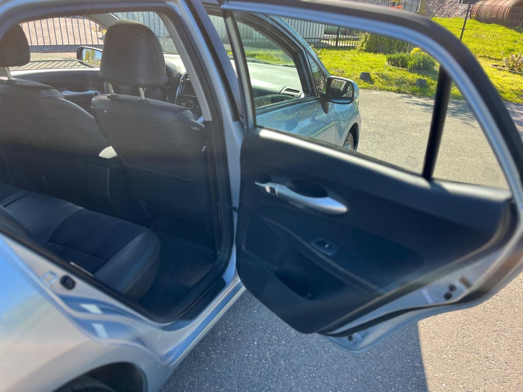 TOYOTA AURIS - Image 16