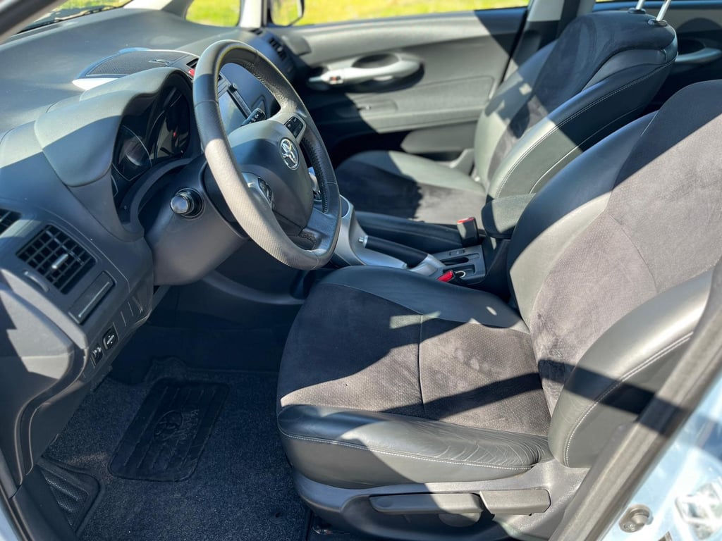 TOYOTA AURIS - Image 13