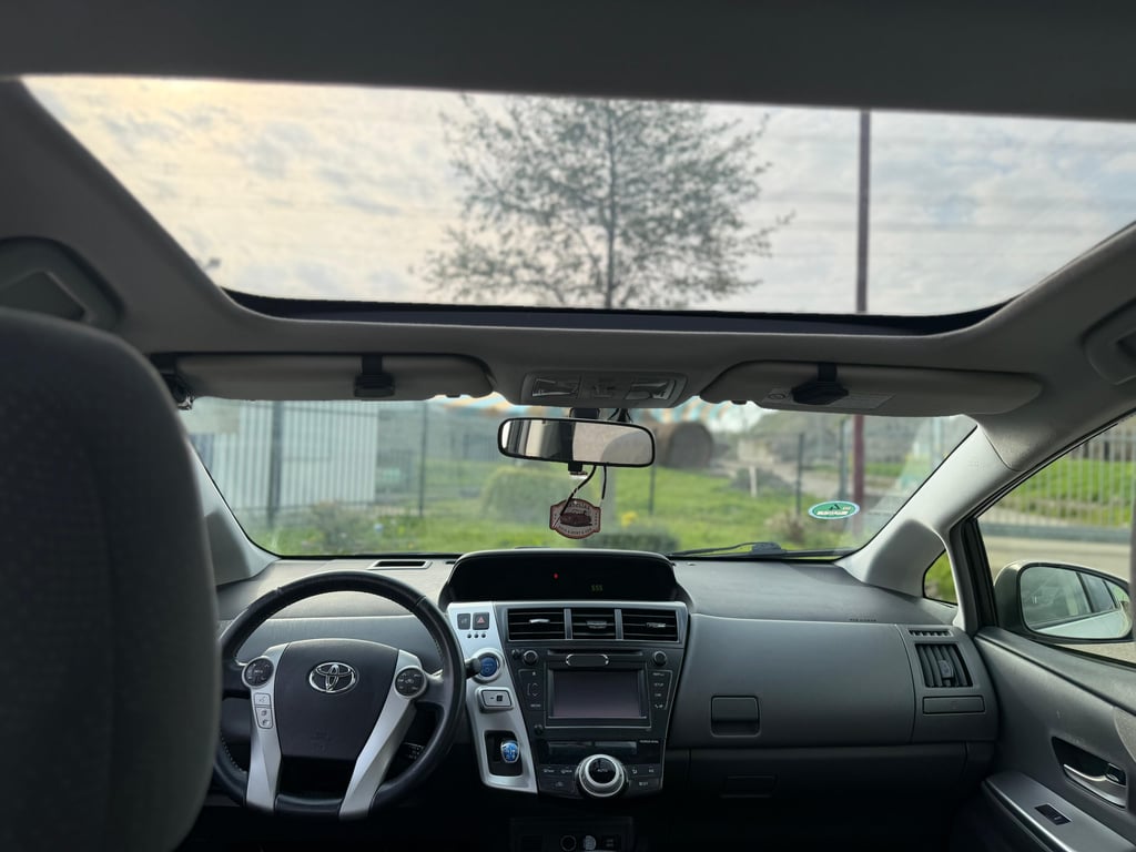 TOYOTA PRIUS WAGON - Image 14