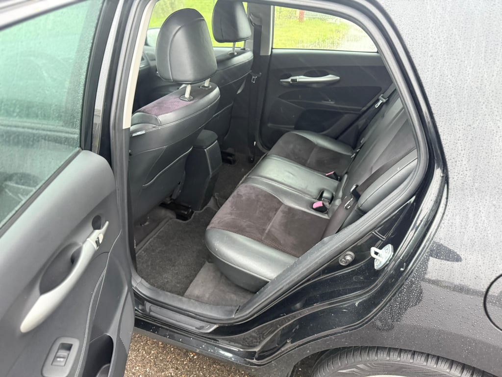 TOYOTA AURIS - Image 11