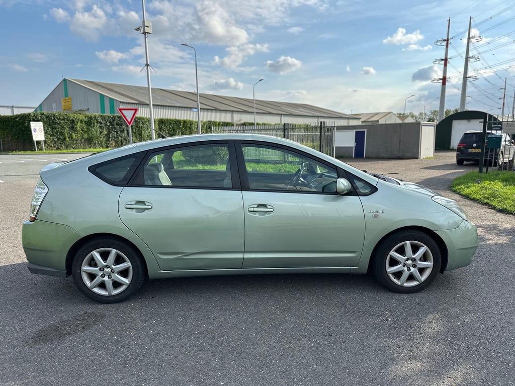 TOYOTA PRIUS - Image 5