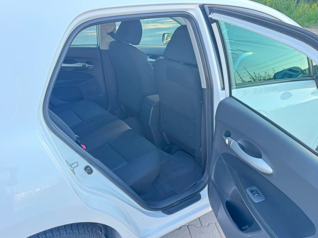 TOYOTA AURIS - Image 11