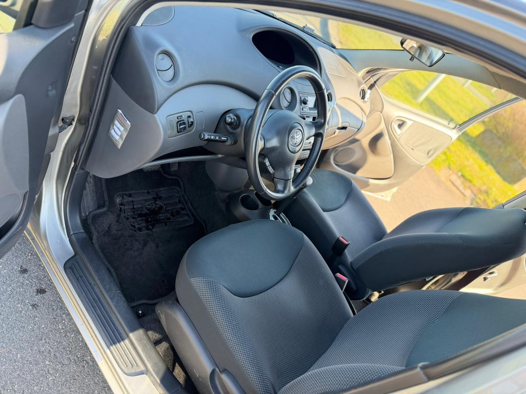 TOYOTA YARIS - Image 10