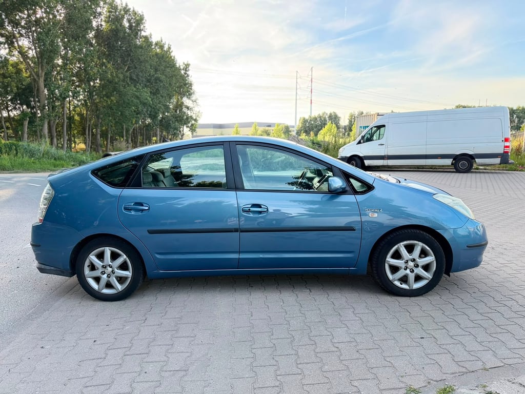 TOYOTA PRIUS - Image 4