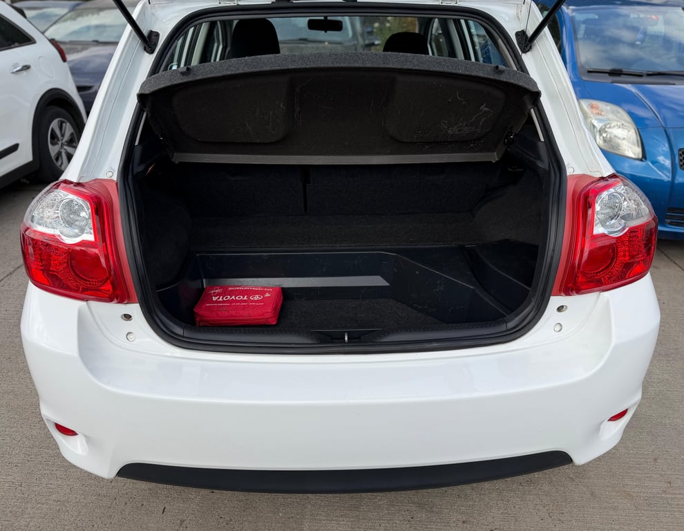 TOYOTA AURIS - Image 9