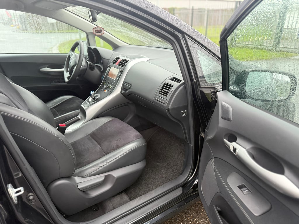 TOYOTA AURIS - Image 17