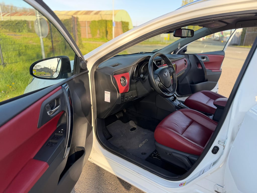 TOYOTA AURIS TOURING SPORTS - Image 17