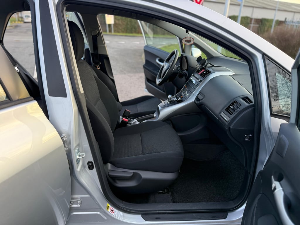 TOYOTA AURIS - Image 22