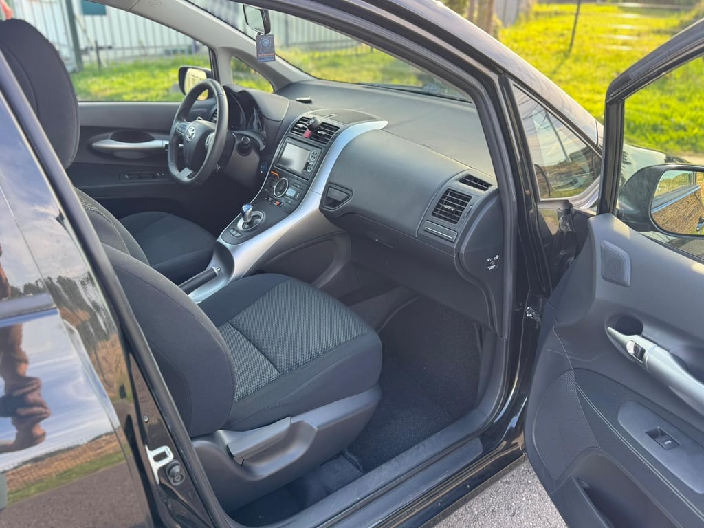 TOYOTA AURIS - Image 13