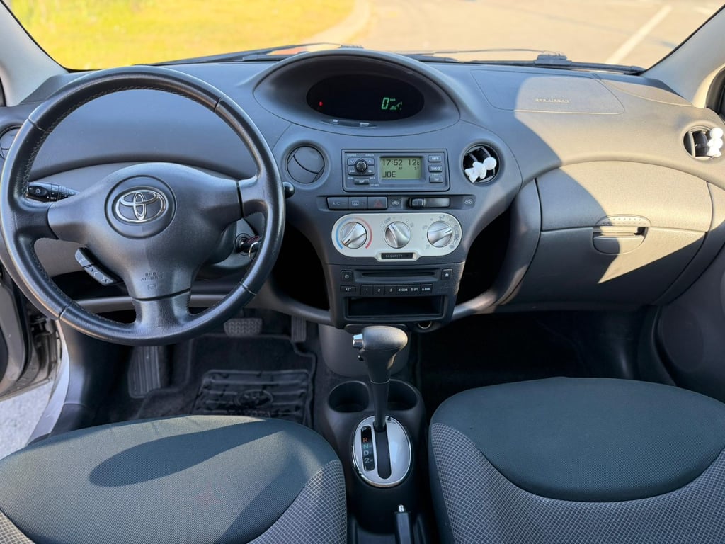 TOYOTA YARIS - Image 12