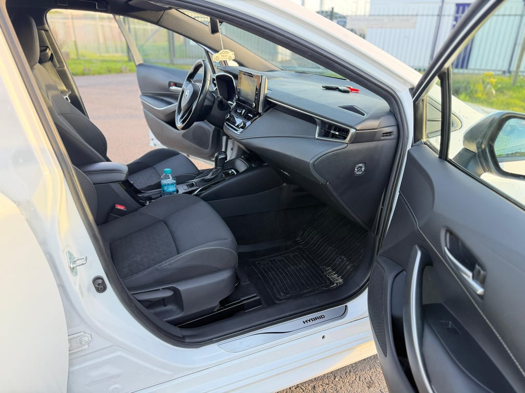 TOYOTA COROLLA TOURING SPORTS - Image 13