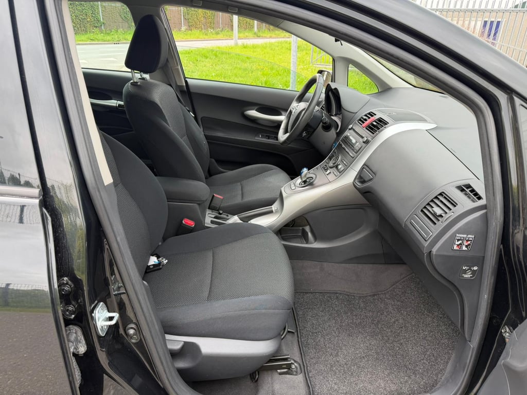 TOYOTA  AURIS - Image 13