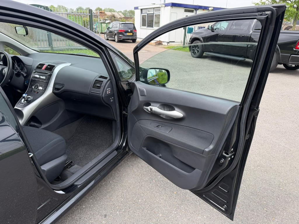 TOYOTA  AURIS - Image 18