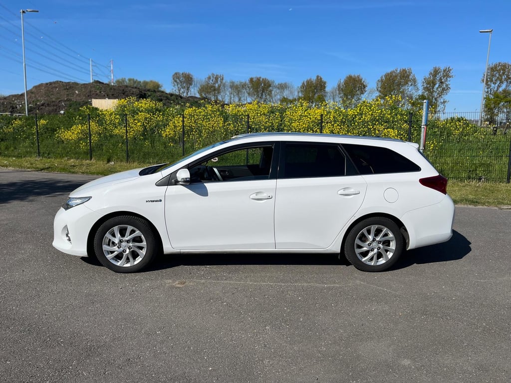 TOYOTA AURIS TOURING SPORTS - Image 2