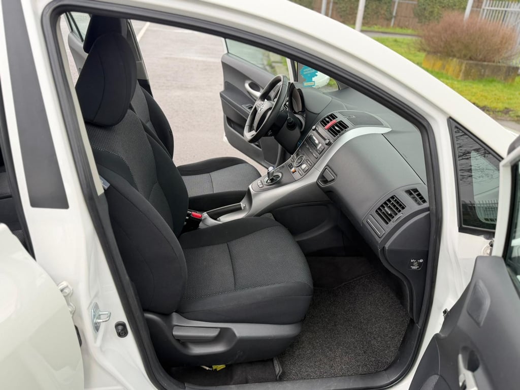 TOYOTA AURIS - Image 16