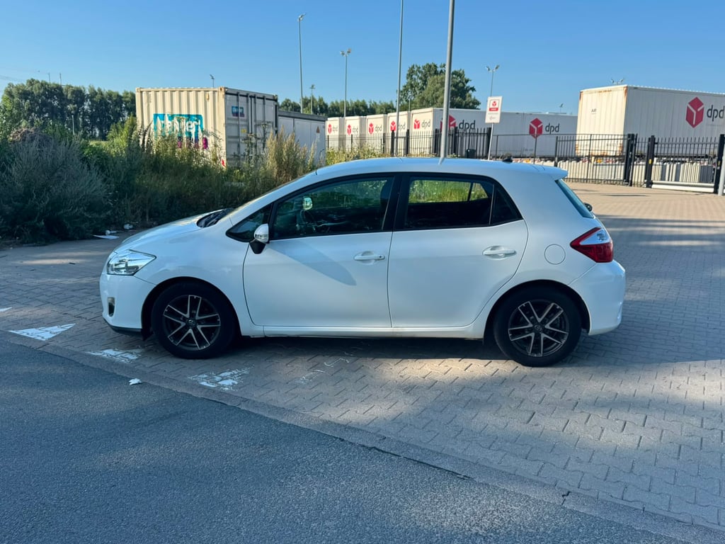 TOYOTA AURIS - Image 6