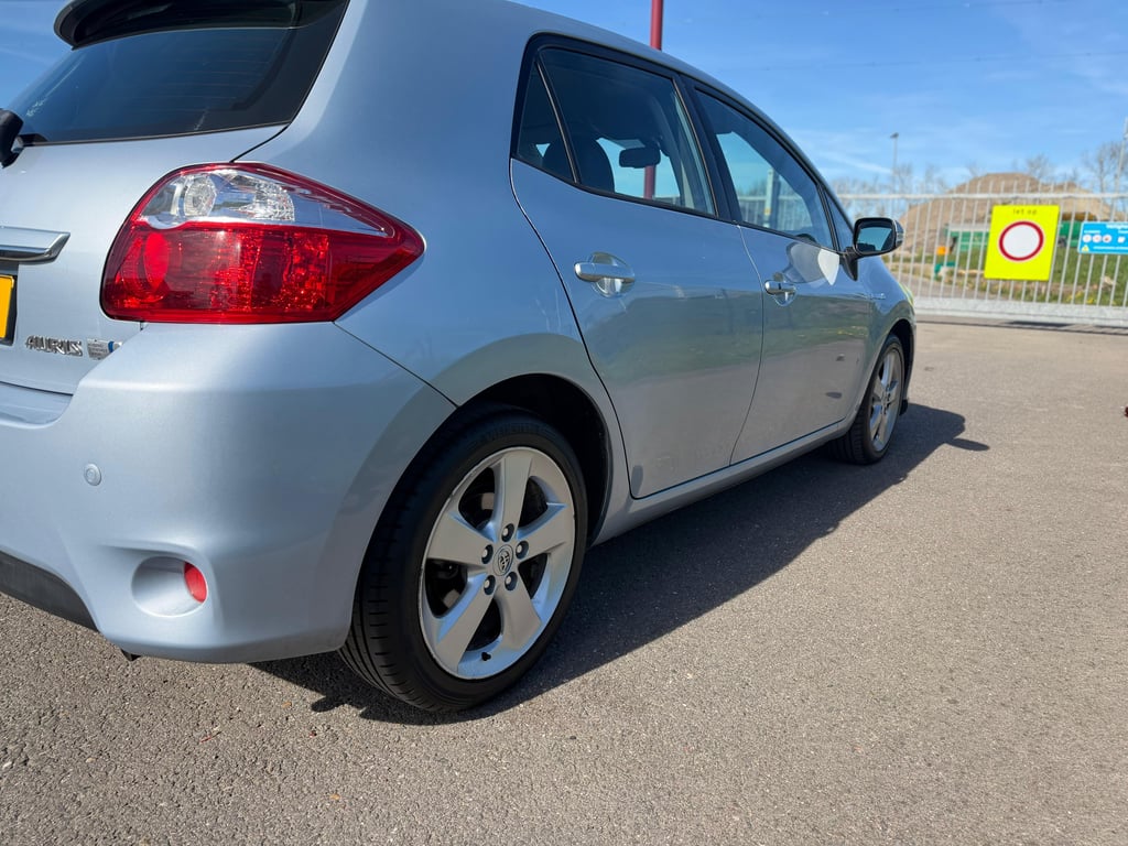 TOYOTA AURIS - Image 8