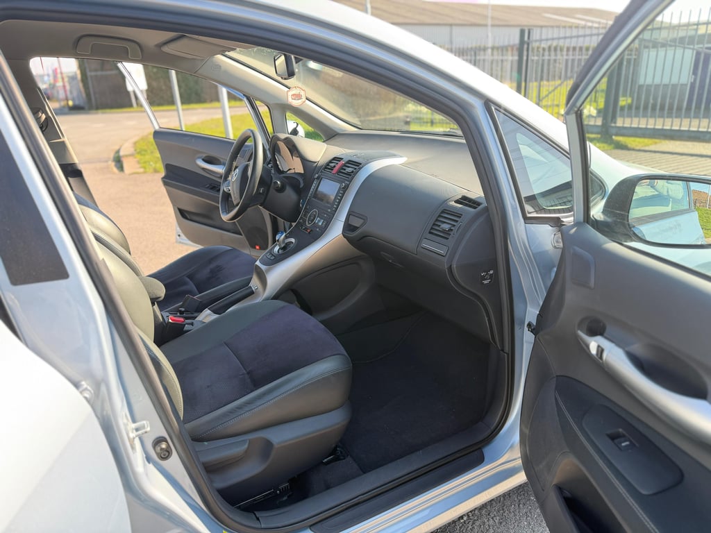 TOYOTA AURIS - Image 18