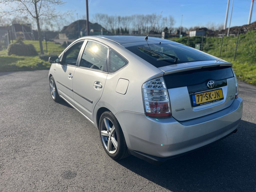 TOYOTA PRIUS - Image 3