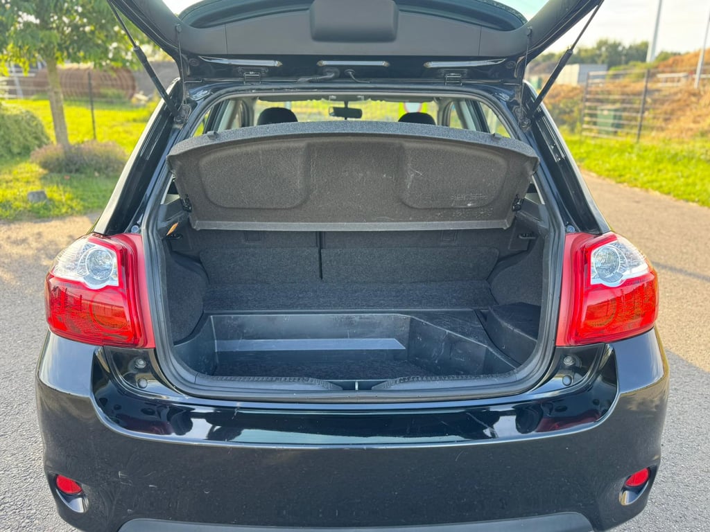 TOYOTA AURIS - Image 10