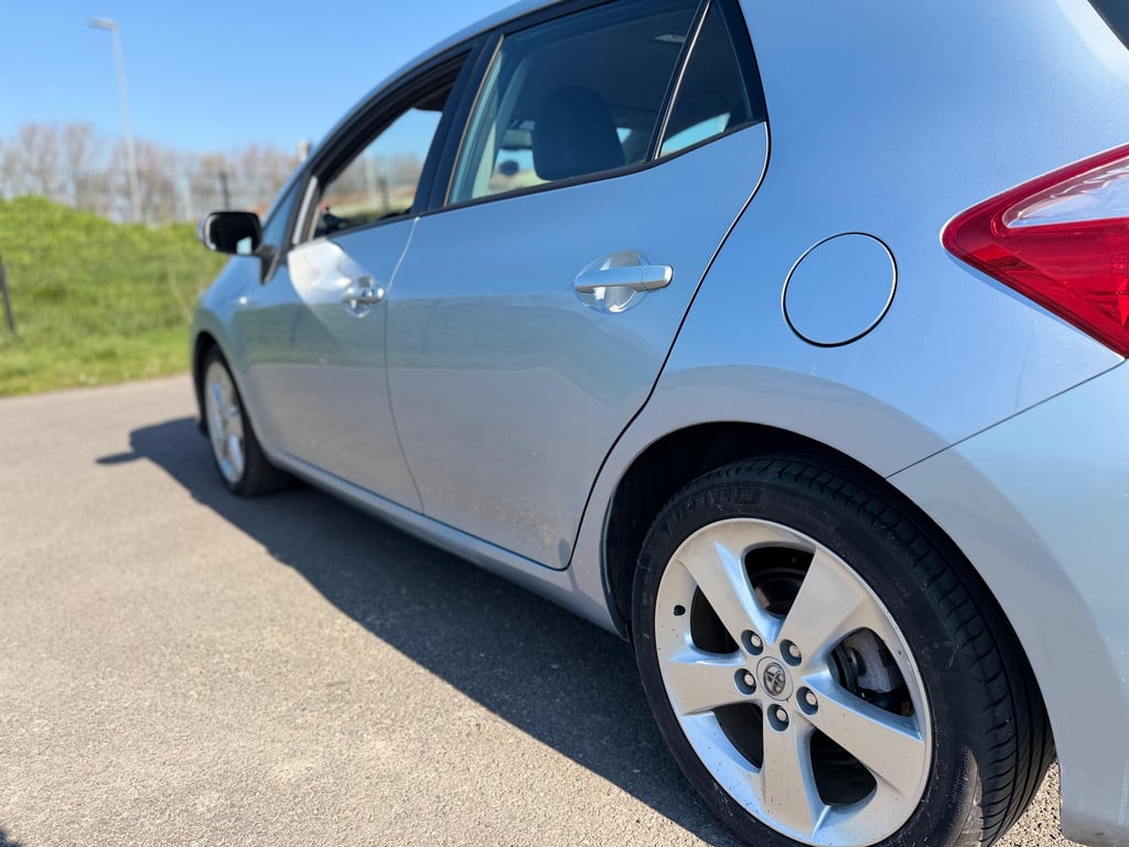 TOYOTA AURIS - Image 2
