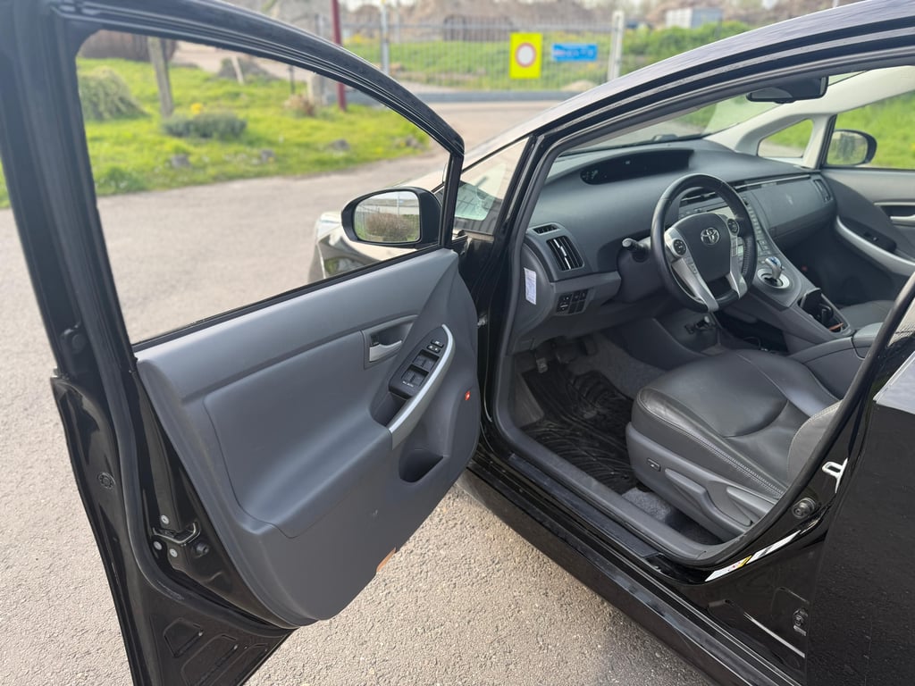 TOYOTA PRIUS - Image 14