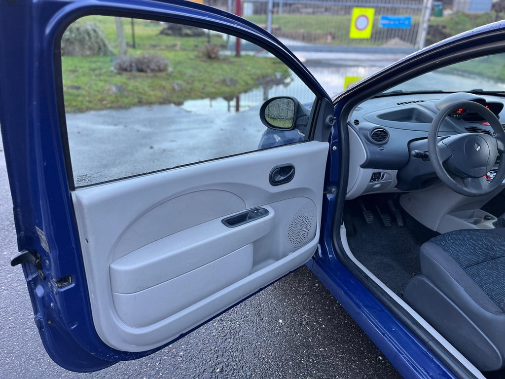 RENAULT TWINGO - Image 18