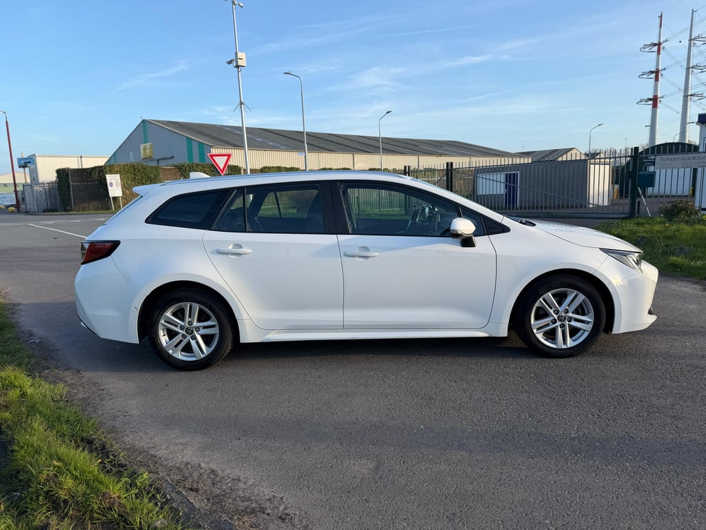 TOYOTA COROLLA TOURING SPORTS - Image 2