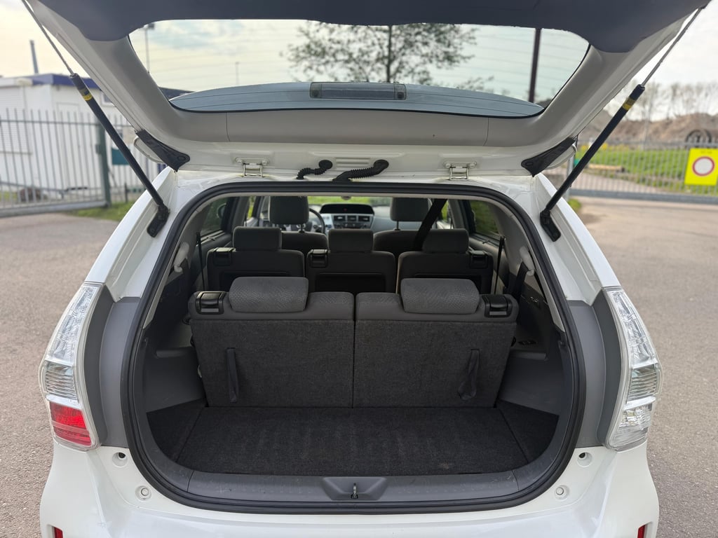 TOYOTA PRIUS WAGON - Image 9