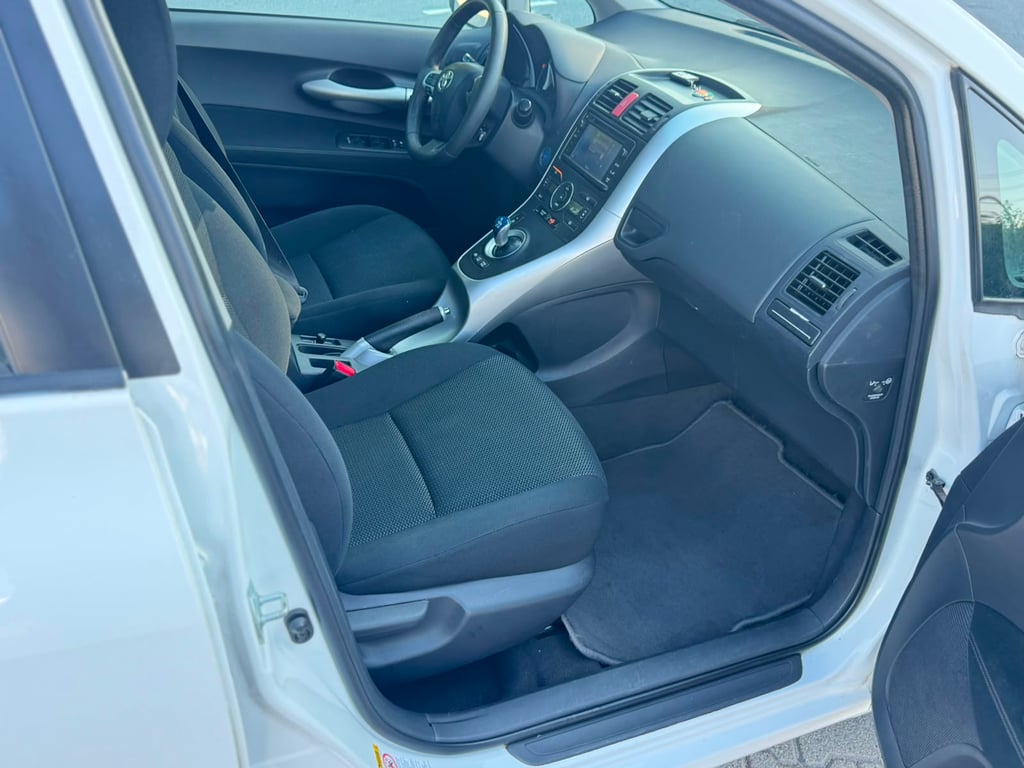 TOYOTA AURIS - Image 12