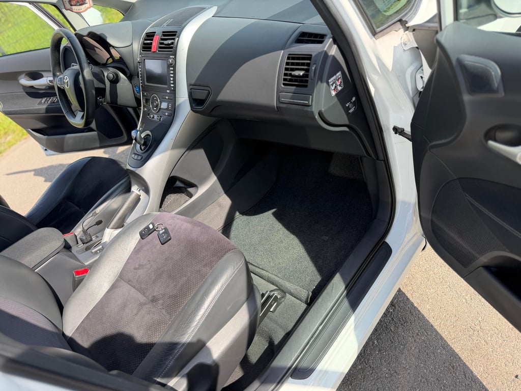 TOYOTA AURIS - Image 14