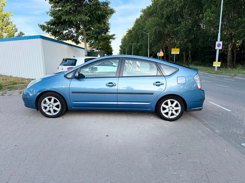 TOYOTA PRIUS - Image 10