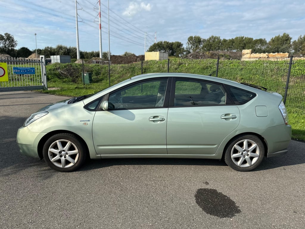 TOYOTA PRIUS - Image 4