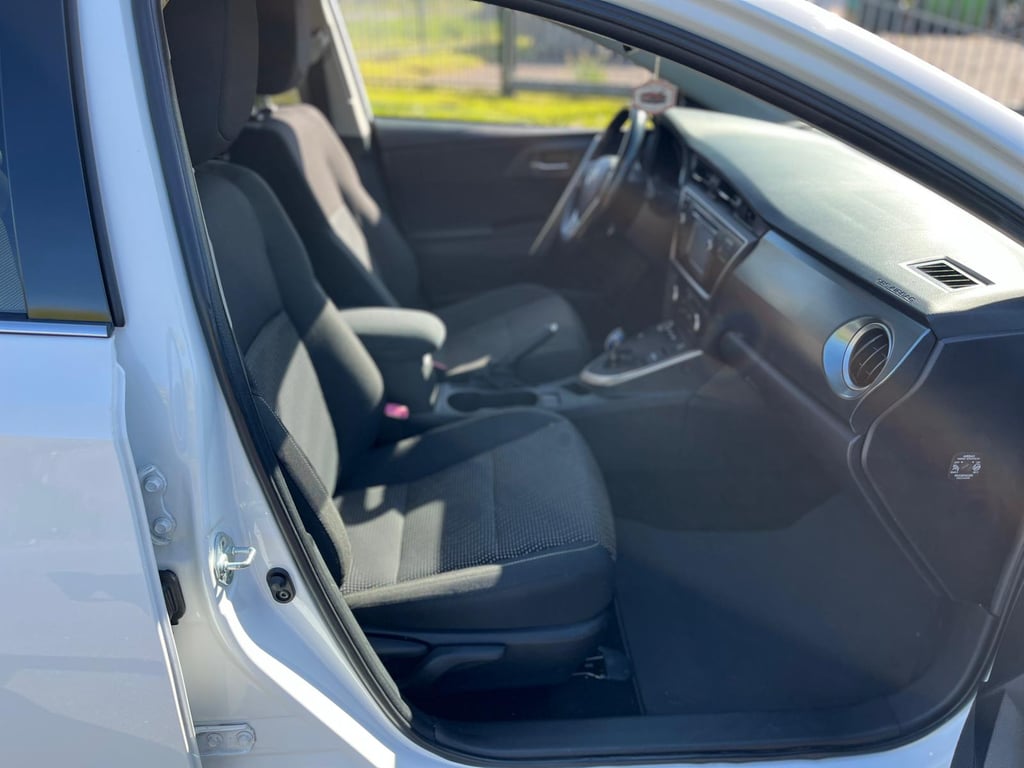 TOYOTA AURIS TOURING SPORTS - Image 11