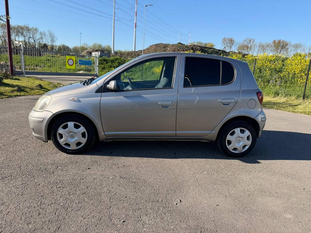 TOYOTA YARIS - Image 4