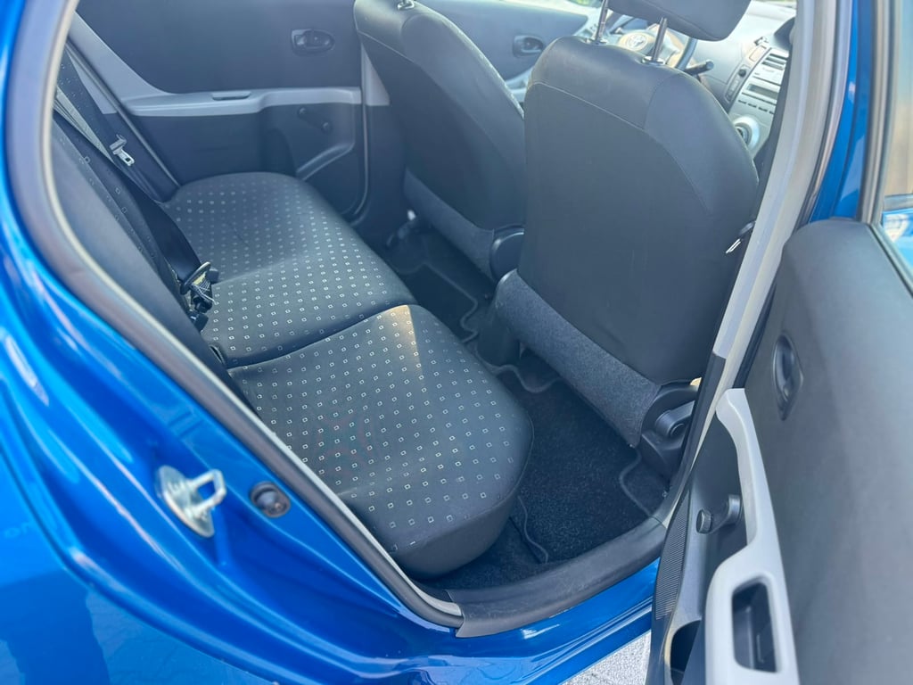 TOYOTA YARIS - Image 11