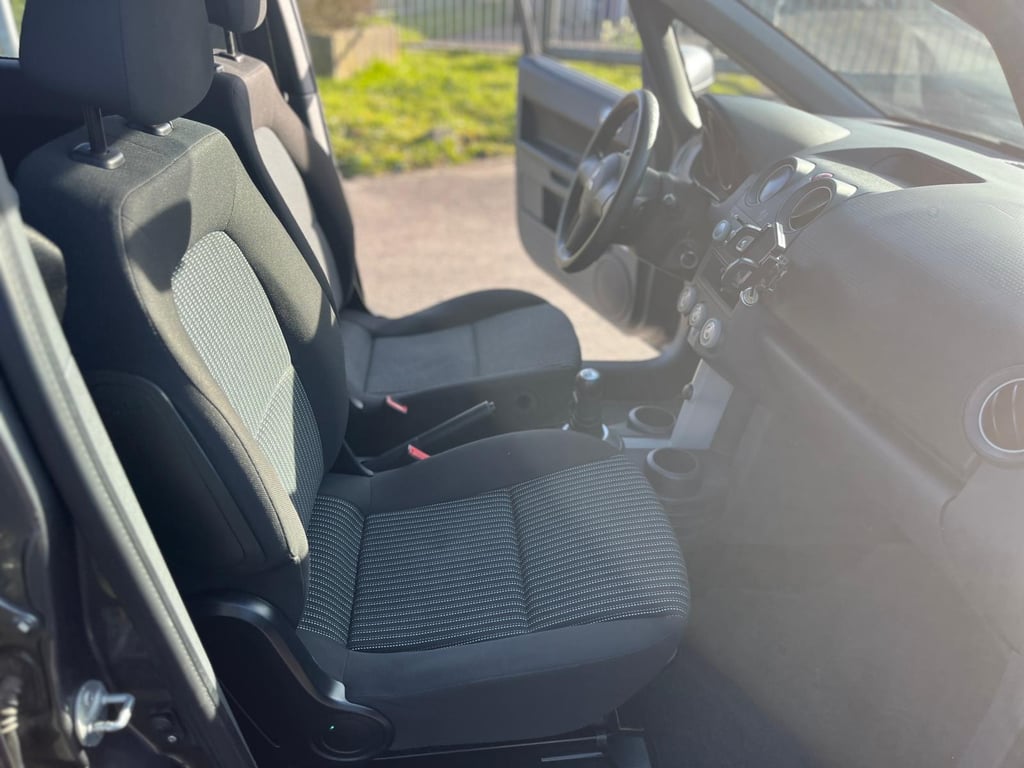 MITSUBISHI COLT - Image 11