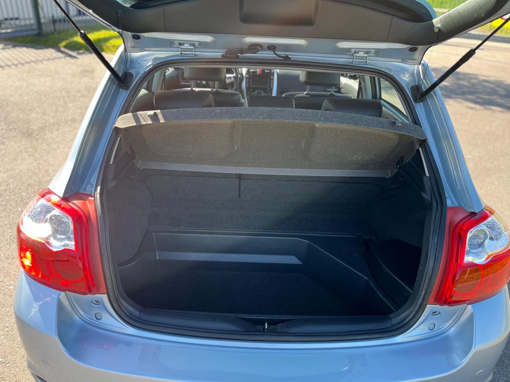 TOYOTA AURIS - Image 9